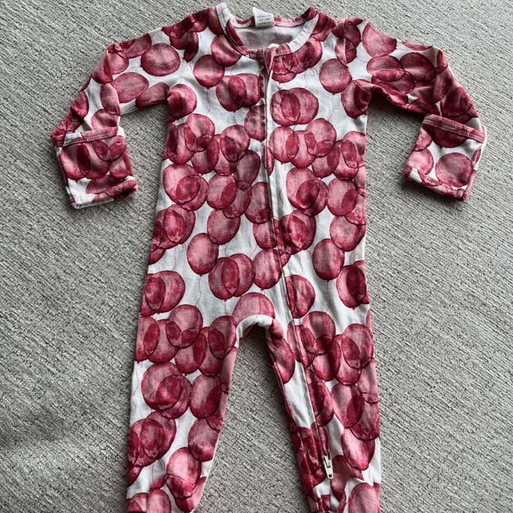 Kate Quinn - LONG SLEEVE ZIPPER FOOTIE | POOH BEAR BALLOONS | 6-9 months